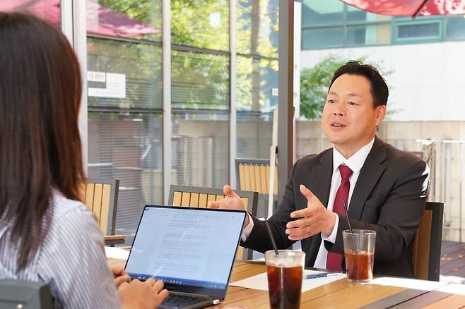 12일 서울 서초구 롯데건설 본사 인근에서 권동혁 롯데건설 도시정비 그룹장이 목동르엘의 '소르본프로젝트'에 대해 설명하고 있다. 롯데건설 제공