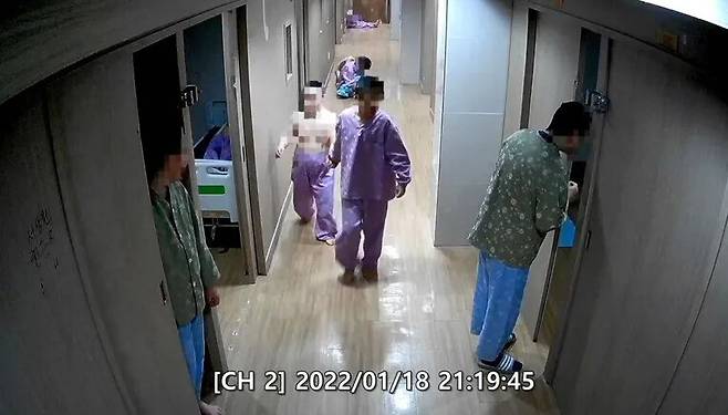 2022년 1월18일 밤 9시19분 울산시 울주군 반구대병원 폐쇄병동에서 지적 장애인 김도진(가명)씨가 한 환자의 손에 이끌려 방으로 들어가고 있다. 오른쪽은 김씨 살해를 주도한 주범이고, 왼쪽은 종범이다. 피해자 김씨가 옷을 벗은 채 탈출을 시도하다가 이들에 의해 방안으로 밀려들어 간 시각은 25분 뒤인 9시44분이었다. CCTV 영상 갈무리