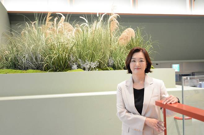 12일 서울 마포구 MBC 사옥에서 이언주 뉴스룸국장이 사진 촬영에 임한 모습. /박지은 기자