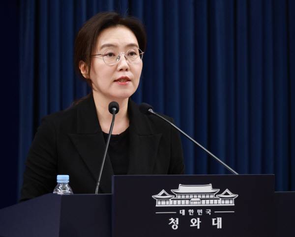 강유정 수석대변인이 12일 청와대 기자회견장에서 현안 관련 대통령 지시사항 브리핑을 하고 있다. 연합뉴스
