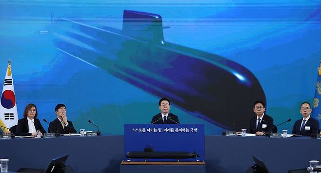 이재명 대통령이 지난 5월 열린 제1회 미래국방전략위원회에서 핵추진잠수함 개발 기본계획 보고를 듣고 있다. 연합뉴스