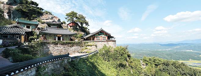 경남 산청 둔철산 자락의 암자 정취암. 암자의 이름을 달고 있지만 웬만한 절 못잖은 규모다. 암자가 세워진 자리는 상서로운 기운이 금강산 못잖다고 해서 한때 소금강이라 불리기도 했다.