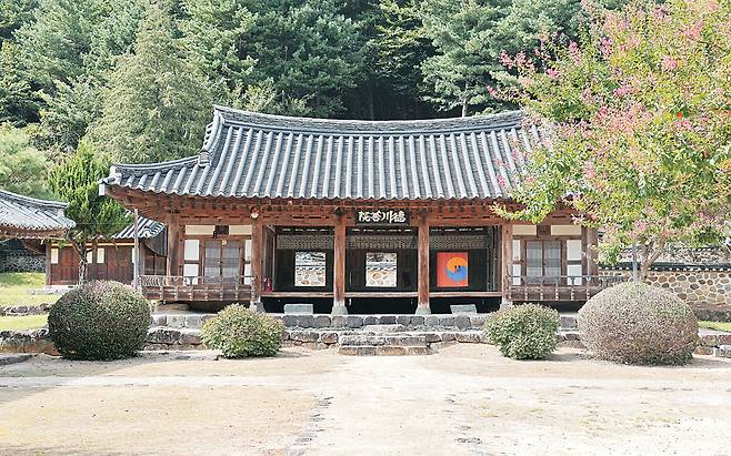 산청을 대표하는 인물 남명 조식이 학문을 닦던 곳에 그를 기리기 위해 세운 덕천서원.