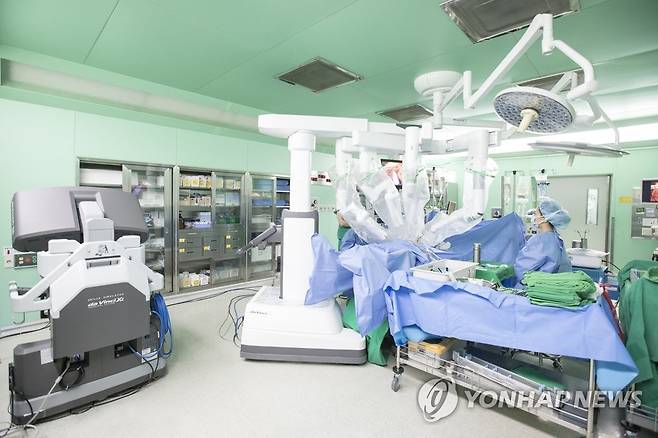 로봇수술 기계의 모습