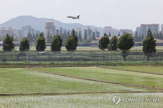 호남 반도체 클러스터가 들어설 군 공항 부지 (전남광주=연합뉴스) 민현기 기자 = 13일 오후 반도체 클러스터 부지로 선정된 전남광주 광산구 광주 군 공항에서 전투기가 날아오르고 있다. 국토교통부는 14일부터 호남 반도체 첨단국가산단 사업 예정지 일원 총 364.19㎢를 2년간 토지거래허가구역으로 지정한다. 2026.7.13 mhk0226@yna.co.kr