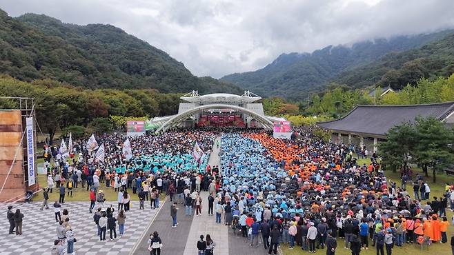 ▲ 문경사과축제 개막식에서 다양한 장르의 공연이 펼쳐져 축제장을 찾은 관광객들에게 볼거리를 제공한다.문경시 제공