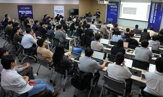 삼성전기 구성원들이 13일 수원사업장에서 열린 해커톤 대회에 참가하고 있다. (사진=삼성전기)