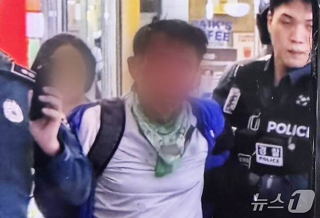 13일 오후 인천 남동구 홈플러스 푸드코트에서 50대 남성이 흉기 난동을 벌여 1명이 심정지 상태에 빠지는 등 마트 및 영화관 이용객 9명이 다쳤다. 사진은 경찰에 제압된 피의자 모습. (독자 제공. 재판매 및 DB 금지) 2026.10.13 ⓒ 뉴스1