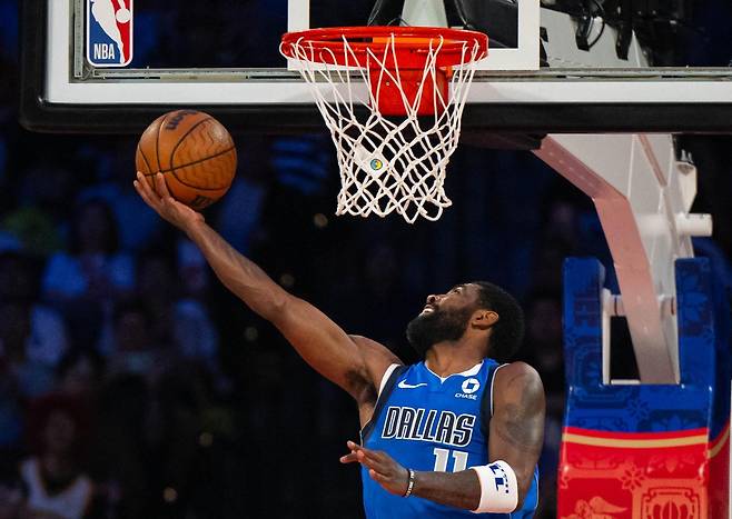 카이리 어빙(댈러스)이 12일 휴스턴과의 2026∼2027 미국프로농구(NBA) 프리시즌 경기에서 골밑 슛을 시도하고 있다. 마카오=신화 뉴시스