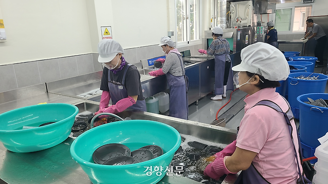 방치됐던 옛 경로당이 친환경 일터로 탈바꿈했다. 노인 일자리 사업에 참여한 어르신들이 순창다회용기세척장에서 다회용기를 세척하고 있다. 김창효 선임기자