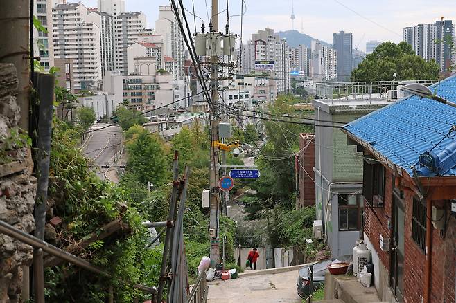 서울 서대문구 현저동의 한 주민이 계단을 오르고 있다.