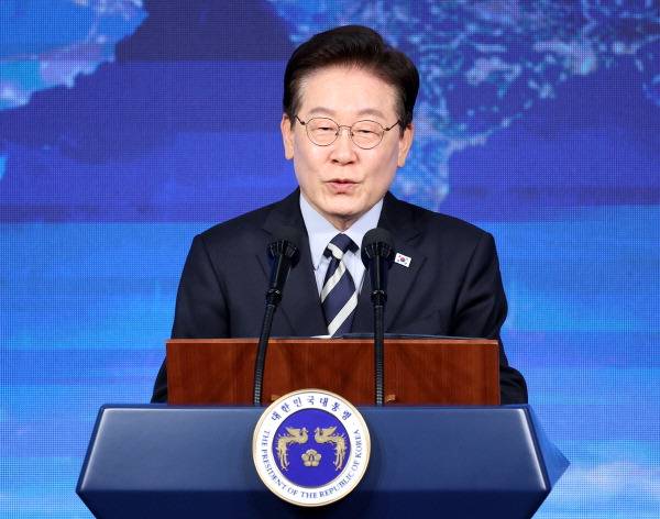 이재명 대통령이 13일 부산에서 열린 북극항로 시범운항 환영식에서 격려사를 하고 있다. 청와대통신사진기자단