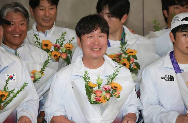 2026 아이치·나고야 아시안게임에서 우승을 차지한 한국 야구 대표팀 류지현 감독이 9월 28일 인천국제공항을 통해 귀국한 뒤 꽃다발을 들고 미소를 짓고 있다. 연합뉴스