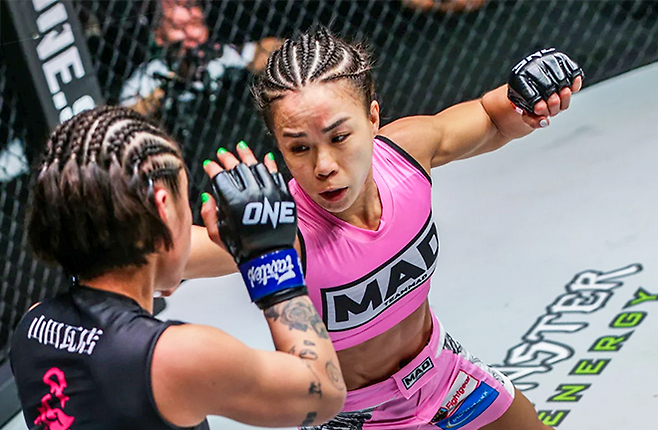 함서희가 2023년 3월 싱가포르체육관 ONE 파이트 나이트 8 여자 종합격투기 아톰급 5분×3라운드를 뛰고 있다. 원챔피언십은 MMA 5대 메이저 단체 중 하나다. 사진=Group One Holdings Pte. Ltd.