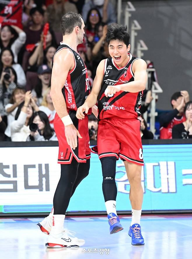 안양 정관장 존 무니(왼쪽)와 박지훈. KBL 제공