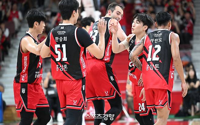 안양 정관장 한승희와 문유현이 하이파이브하고 있다. KBL 제공