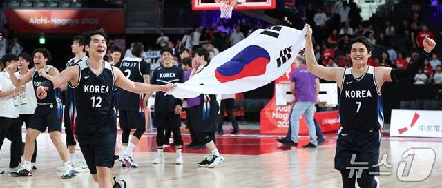 한국 농구 대표팀 선수들이 금메달을 따고 환호하고 있다. /사진=뉴스1 제공