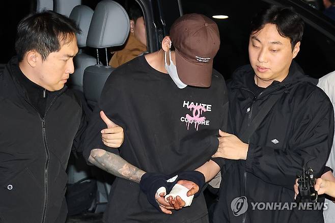 '존속 살해' 20대 남성, 손에 피 묻힌 채 송파서로 송치 (서울=연합뉴스) 임화영 기자 = 이혼소송 중 장모 살해 및 아내를 납치한 20대 중반 남성 A씨가 11일 서울 송파경찰서로 송치되고 있다.
가정폭력과 이혼소송으로 별거중이던 A씨는 아내의 은신처를 찾아가 장모를 흉기로 살해하고 아내를 납치했다가 7시간 만에 강원도 양양군에서 경찰에 붙잡혔다. 2026.10.11 hwayoung7@yna.co.kr
