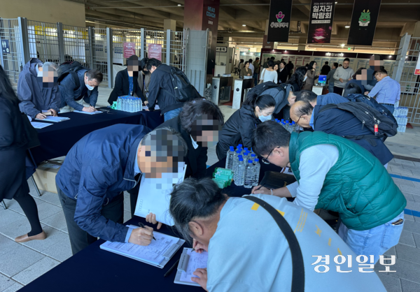 용인미르스타디움에서 열린 ‘2026 하반기 용인시 일자리박람회’에서 구직자들이 지원서를 적고 있다. 2026.10.14 /목은수기자wood@kyeongin.com
