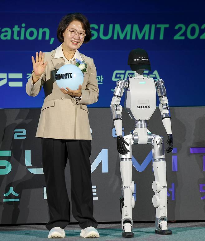 14일 오전 수원특례시 영통구 수원컨벤션센터에서 열린 '2026 경기 스타트업 서밋(GSUMMIT 2026)' 개막식에서 추미애 지사가 휴머노이드 로봇에게 경기 스타트업 서밋 오브제를 전달 받고 있다. /전광현 기자 maggie@incheonilbo.com