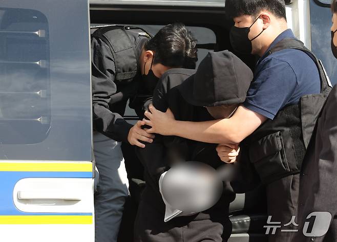 9일 오후 광주지방법원에서 전남광주 나주의 한 단독주택에 침입해 60대 부부를 살해하고 금품을 빼앗은 혐의 받는 50대 남성 A 씨가 구속 전 피의자 심문(영장실질심사)을 받기 위해 법정으로 향하고 있다. 2026.10.9 ⓒ 뉴스1 박지현 기자