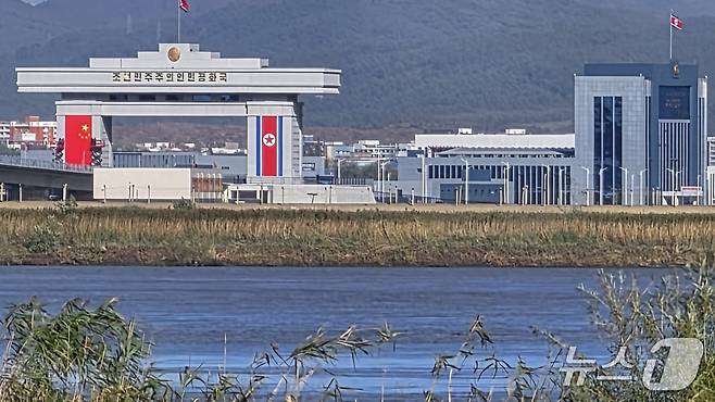신압록강대교 정식 개통을 하루 앞둔 14일 중국 랴오닝성 단둥에서 바라본 대교 북한 쪽 관문 양쪽 기둥부에 중국 오성홍기와 북한 인공기가 나란히 걸려 있다. 2026.10.14. ⓒ 단둥=뉴스1 노민호 특파원