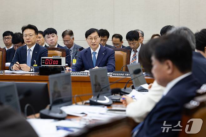 김성주 국민연금공단 이사장이 14일 서울 여의도 국회에서 열린 보건복지위원회의 국민연금공단에 대한 국정감사에 출석해 의원 질의에 답하고 있다. 2026.10.14 ⓒ 뉴스1 유승관 기자