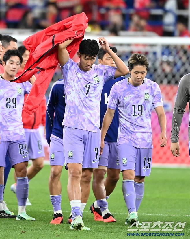 2일 울산 문수월드컵경기장에서 열린 대한민국과 베네수엘라의 평가전. 양팀이 0대0 무승부로 경기를 마쳤다. 손흥민과 이강인이 발걸음을 옮기고 있다. 울산=허상욱 기자wook@sportschosun.com/2026.10.02/