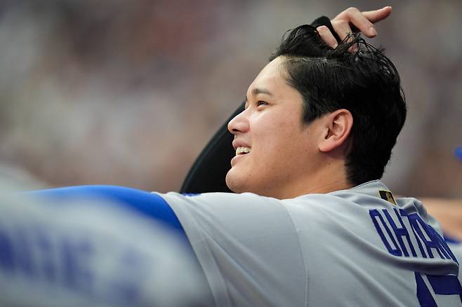 Los Angeles Dodgers designated hitter Shohei Ohtani watches from the dugout during the fourth inning of Game 2 of baseball's National League Championship Series between the Milwaukee Brewers and the Los Angeles Dodgers, Monday, Oct. 12, 2026, in Milwaukee. (AP Photo/Abbie Parr)
<저작권자(c) 연합뉴스, 무단 전재-재배포, AI 학습 및 활용 금지>