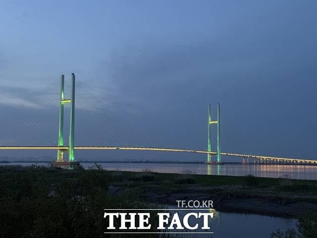북한 신의주와 중국 랴오닝성 단둥을 잇는 신압록강대교가 오는 15일 공식 개통한다. /단둥(중국)=정소영 기자