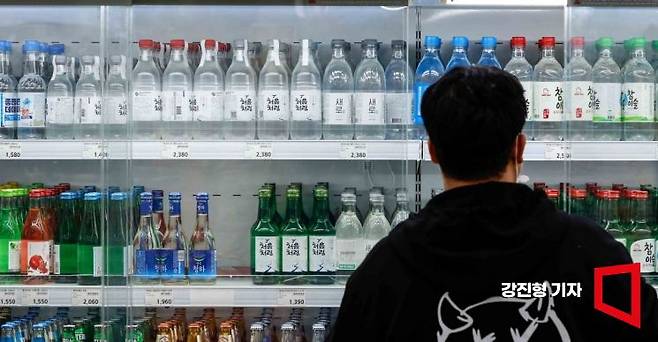 서울 서초구 하나로마트 양재점에 주류 판매대에 소주가 진열돼 있다. 사진=아시아경제 강진형 기자