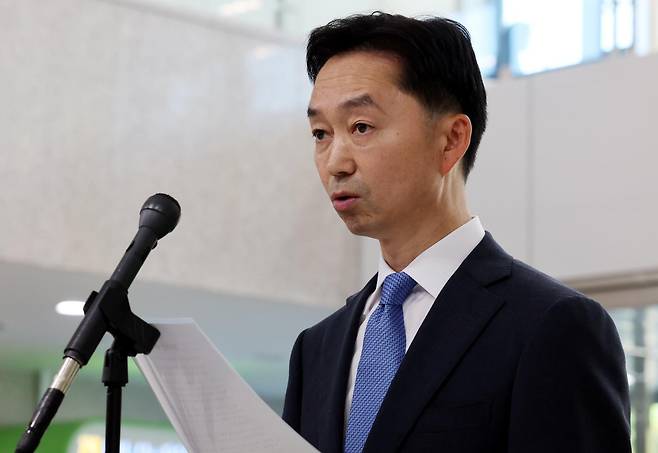 김지용 초대 중대범죄수사청장 후보자가 8일 서울 종로구 정부서울청사 창성동 별관에 들어서며 입장문을 읽고 있다. 뉴시스