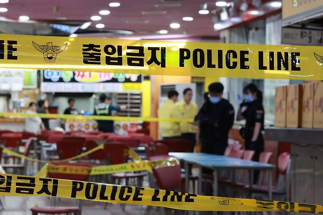 13일 인천 남동구 홈플러스 푸드코트에서 흉기 난동 사건이 발생했다. 경찰과 소방당국에 따르면 A씨가 휘두른 흉기에 1명이 심정지 상태에 빠지는 등 마트 및 영화관 이용객 6~8명이 크고 작은 부상을 입은 것으로 파악됐다. 뉴스1.