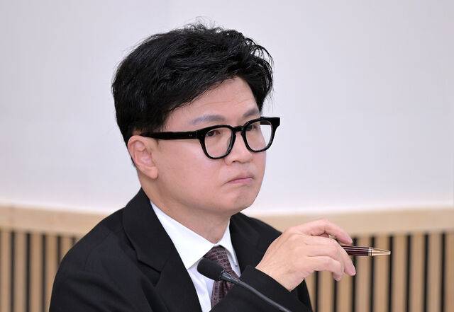 한동훈 무소속 의원이 12일(현지시간) 워싱턴DC 주미한국대사관에서 열린 국회 외교통일위원회 국정감사에서 강경화 주미한국대사의 발언을 듣고 있다. 주미한국대사관 제공