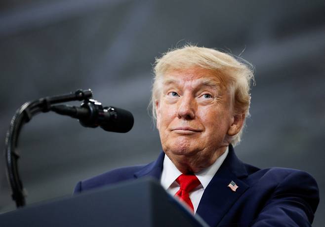 도널드 트럼프 미국 대통령이 13일(현지시간) 미국 알래스카 와실라의 한 스포츠센터에서 연설하고 있다. /로이터=뉴스1