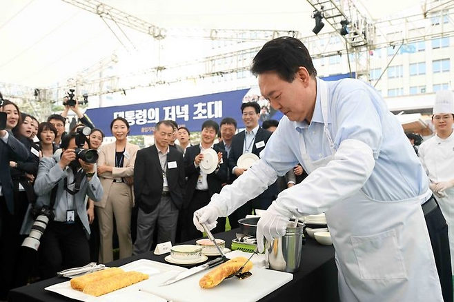 2024년 5월 24일, 윤석열 당시 대통령이 용산 대통령실에 출입기자단을 초청해 만찬을 가졌다. 이날 윤 당시 대통령은 직접 음식을 만들어 기자들을 대접했다.