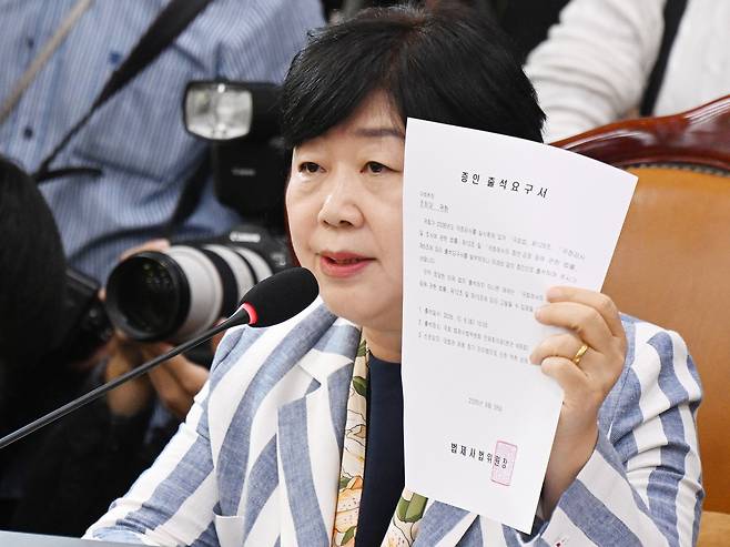 서영교 국회 법제사법위원장이 6일 국회에서 실시된 법사위의 대법원 등에 대한 국정감사에서 조희대 대법원장의 증인 출석요구서를 들고 발언하고 있다. 오승현 기자 2026.10.06