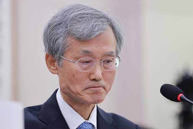 조희대 대법원장이 10월6일 국회 법제사법위원회에서 열린 대법원 등에 대한 국정감사에서 법사위원 질문을 듣고 있다. ⓒ연합뉴스