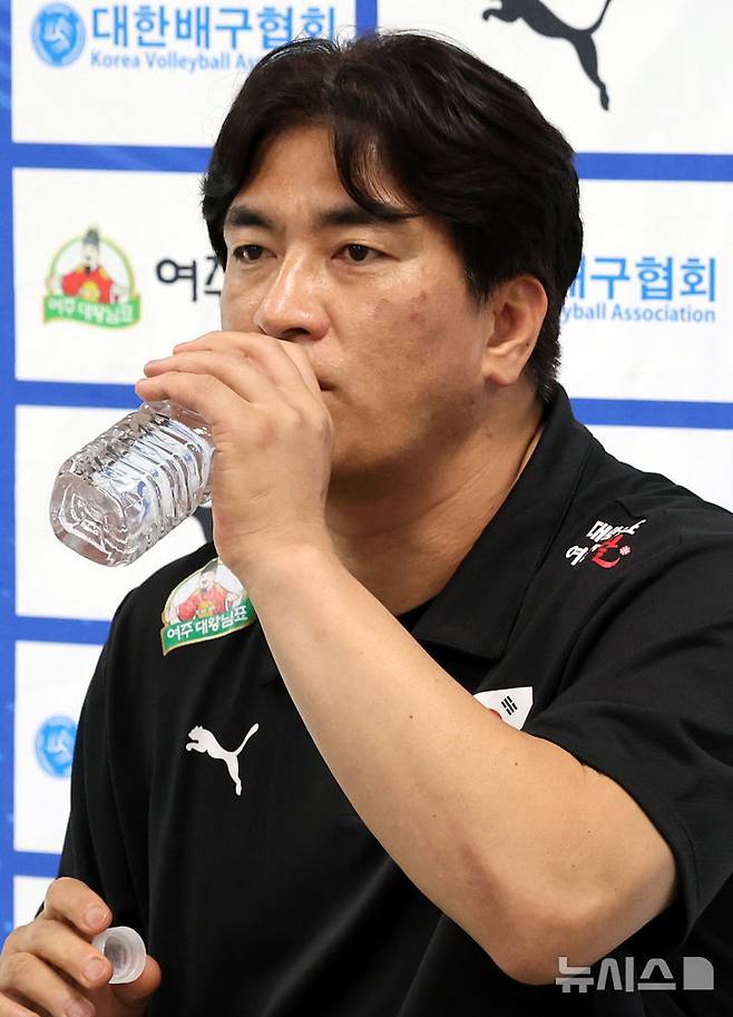 차상현(왼쪽) 한국 여자배구 국가대표팀 감독. /사진=뉴시스