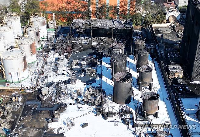 검게 탄 위험물 저장 탱크 (울산=연합뉴스) 김용태 기자 = 14일 울산 울주군 온산읍 학남리 한 화학제품 제조업체에서 난 불이 진화된 후 검게 탄 위험물 저장 탱크가 보인다. 반대편은 화재 피해를 당하지 않은 탱크들. 2026.10.14 yongtae@yna.co.kr