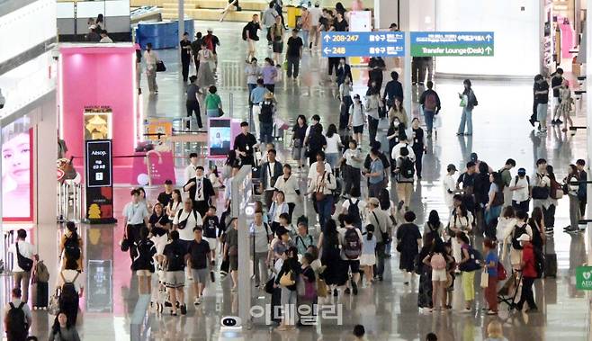 외국인 관광객들로 북적이는 인천국제공항(사진=이데일리 방인권 기자)