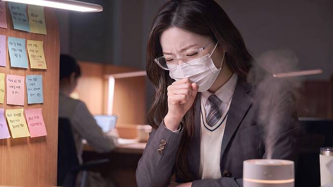 수능을 앞둔 수험생은 마스크 착용과 환기, 손 씻기, 예방접종 등 기본 예방수칙을 우선 지키고 건조하거나 찬 환경에서 코 점막이 마르지 않도록 관리하는 것이 중요하다|출처: Chat GPT 생성