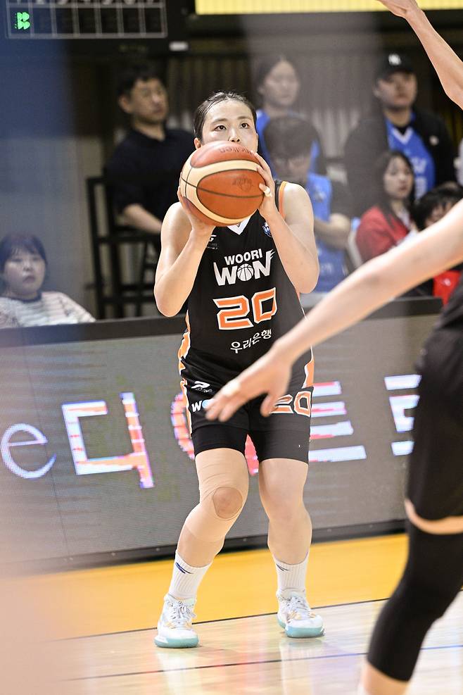 우리은행 이명관이 11일 청주체육관에서 열린 2026 KB국민은행 박신자컵 후지쯔와 결승전에서 슛을 시도하고 있다. 사진 | WKBL