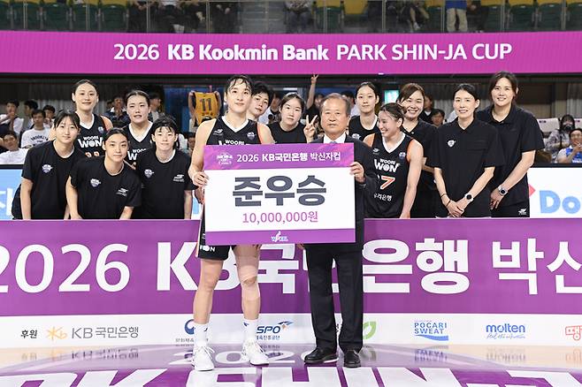 우리은행 선수단과 코치진이 11일 청주체육관에서 끝난 2026 KB국민은행 박신자컵에서 준우승을 차지한 뒤 기념 촬영을 하고 있다. 사진 | WKBL