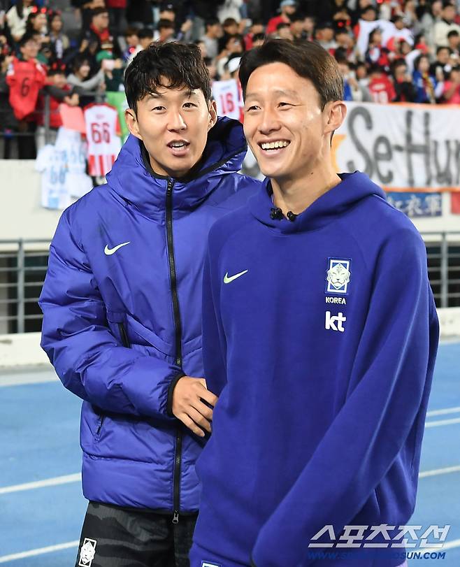 6일 오후 용인미르스타디움에서 열린 대한민국 축구대표팀과 우즈베키스탄의 친선경기. 한국이 2대0으로 승리했다. 손흥민과 이재성이 팬들에게 인사하고 있다. 용인=정재근 기자 cjg@sportschosun.com/2026.10.6/