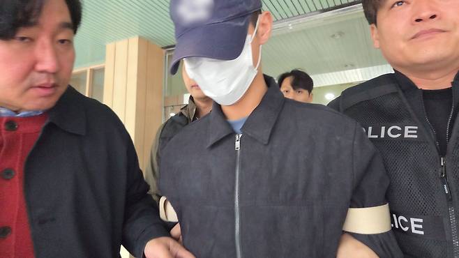 지난 4월 9일 오전 대구 북부경찰서에서 존속살해 등의 혐의를 받는 조재복이 검찰로 구속 송치되고 있다. 뉴스1