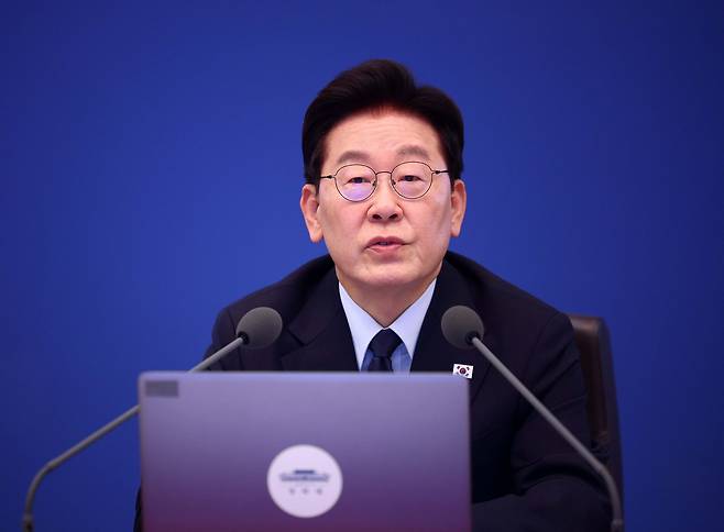 이재명 대통령이 15일 청와대에서 열린 수석보좌관회의에서 발언하고 있다. 연합뉴스