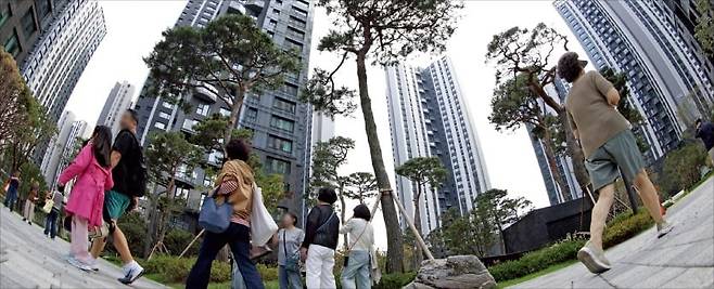 지난 12일 서울 서초구 반포동 래미안 트리니원 단지 앞을 사람들이 지나가고 있다. 올 8월 입주를 시작한 이 아파트는 반포동의 새로운 ‘대장 아파트’ 후보로 꼽힌다. /김범준 기자