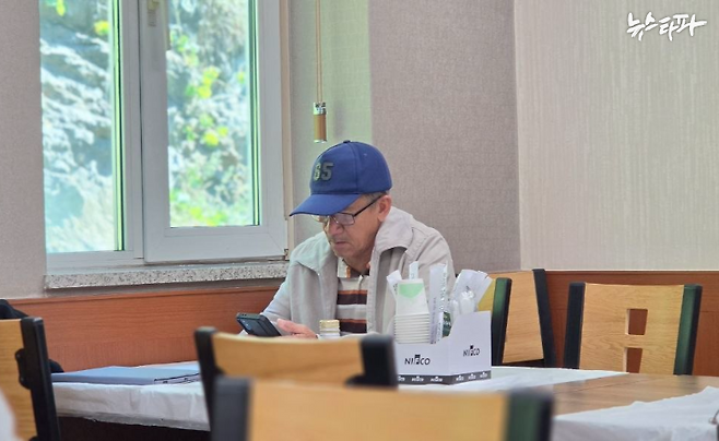 고 조이 칸토 씨의 아버지 로만 칸토(66) 씨가 빈소가 차려진 장례식장 식당에 앉아 있다. (10월 4일 촬영)