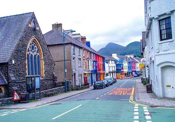 랑베리스Llanberis 마을. 에리리국립공원의 거점 타운이다. 예전 모습의 '색깔 있는' 건물들이 나란히 늘어선 중심가가 인상적이다. 마을의 외곽에 예쁘게 지은 교회, 주택, 민박집이 많고, 드넓은 호수가 있다. 민박집(B&B)에서 내준 아침 식사english breakfast는 너무 풍성하고 맛있어서 하루 시작을 행복하게 해준다.